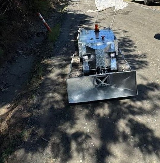 Vehículo robótico con pala frontal en ruta de prueba
